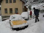 Zasypáváním auta dezertérů začla sněhová bitka.