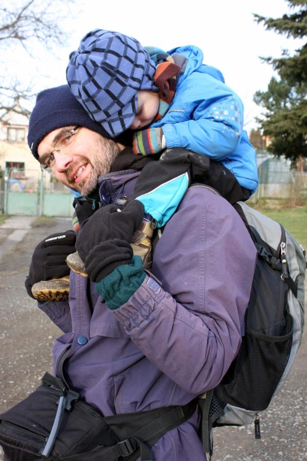 Štěpánek má cestou zpět krizi, bolí ho nožičky, usíná "na koníčkovi".