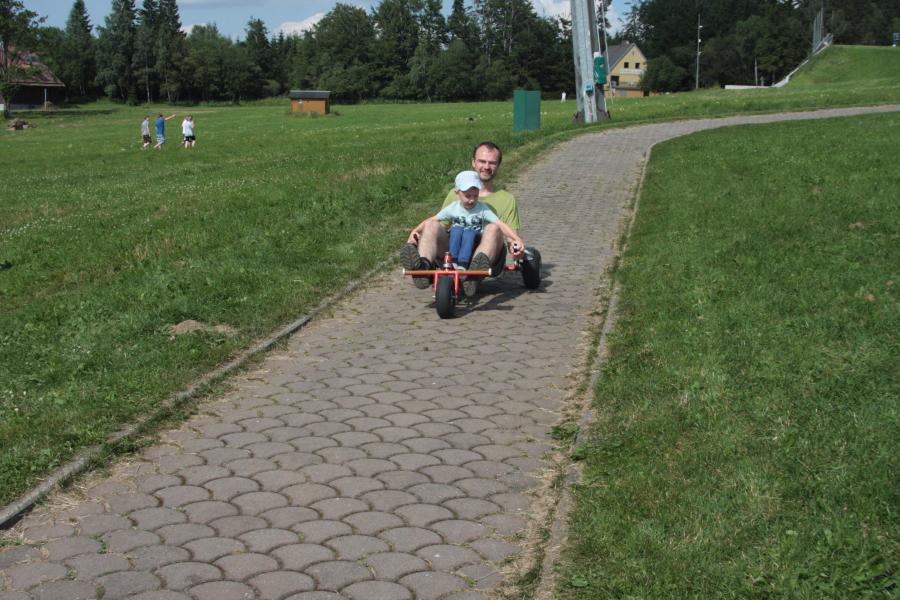 Na minikárách, Agi se tak bála, že páníček odjíždí, až rozkousala vodítko :-)