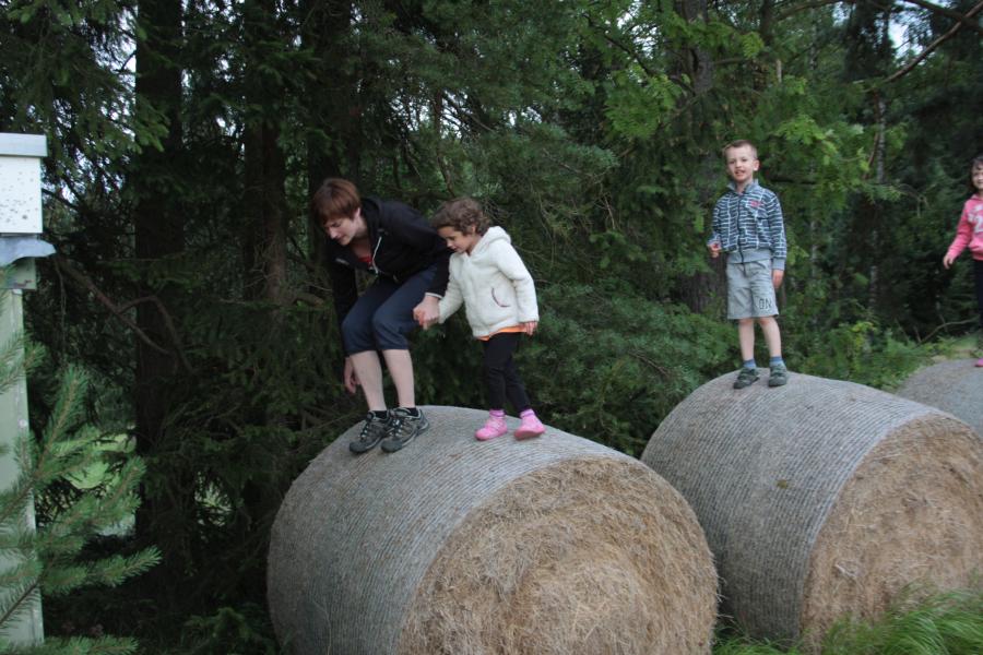 "Balíková" zábava - nejprve s pomocí dospělých, další dny už děti skotačí samy.