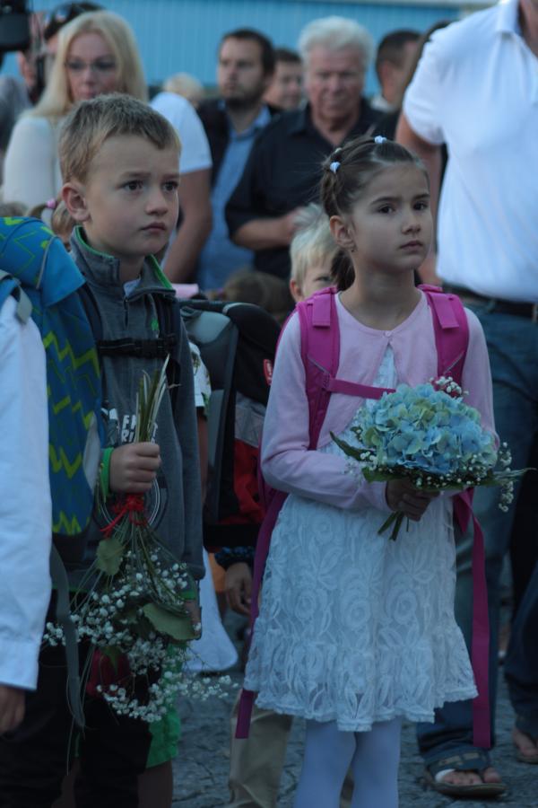 Šimonek s Dominičkou si uvědomují vážnost chvíle, trochu posmutnělý výraz jim zůstane i ve školní lavici.