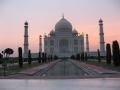 Taj Mahal ve večerním růžovém oparu